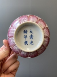 Paire de bols 'lotus' en porcelaine de Chine famille rose, marque et &eacute;poque de Guangxu
