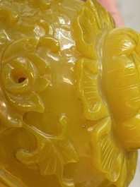 Exceptionnel bol couvert en verre jaune de P&eacute;kin, Chine, marque et &eacute;poque de Qianlong