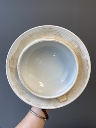 Paire de grands vases couverts en porcelaine de Chine famille verte, Kangxi