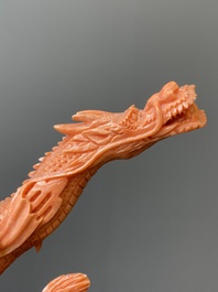 Groupe figurant une Bodhisattva debout et deux dragons en corail rouge, Chine, 19/20&egrave;me