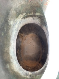 Imposant vase archa&iuml;que en bronze incrust&eacute; d'or et d'argent sur socle en bois inscrit Tao Xiang 陶湘 et Luo Zhenyu 羅振玉, Chine, Song/Ming