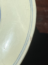 Een paar Chinese schotels met ijzerrood drakendecor op blauw-witte golven, Qianlong merk en periode