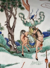 Plat en porcelaine de Chine famille verte &agrave; d&eacute;cor d'un cavalier tombant de son cheval, marque de Chenghua, Kangxi