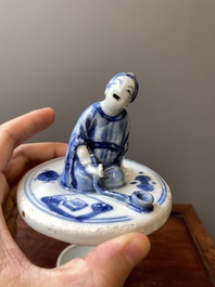 Een Chinese blauw-witte ko-sometsuke wierookbrander voor de Japanse markt met een pijproker op het deksel, Transitie periode