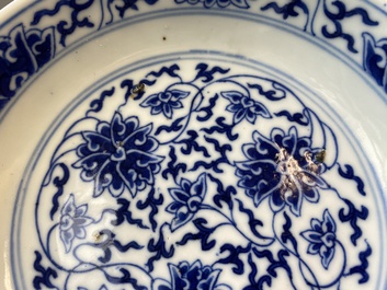 Drie Chinese blauw-witte borden met lotusslingers, Guangxu merk en periode