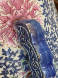 Grand vase de forme 'hu' en porcelaine de Chine doucai-rose &agrave; d&eacute;cor de papillons et d'oiseaux, marque et &eacute;poque de Qianlong