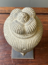 T&ecirc;te d'Uma en gr&egrave;s gris poli, art khmer, style Baphuon, &eacute;poque d'Angkor, le Cambodge, 11&egrave;me