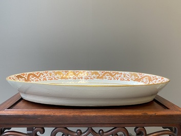 Tr&egrave;s grand plat imp&eacute;rial de forme ovale en porcelaine de Chine &agrave; d&eacute;cor de dragons en rouge de fer et dor&eacute;, marque Ji Xiang Ru Yi 吉祥如意, Guangxu