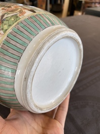 Vase de forme rouleau en porcelaine de Chine famille verte &agrave; d&eacute;cor du roman 'Les Trois Royaumes', Kangxi