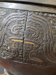 Imposant vase archa&iuml;que en bronze incrust&eacute; d'or et d'argent sur socle en bois inscrit Tao Xiang 陶湘 et Luo Zhenyu 羅振玉, Chine, Song/Ming