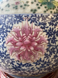Grand vase de forme 'hu' en porcelaine de Chine doucai-rose &agrave; d&eacute;cor de papillons et d'oiseaux, marque et &eacute;poque de Qianlong