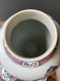 Paire de vases couverts en porcelaine de Chine famille rose &agrave; d&eacute;cor de paysages montagneux, Yongzheng