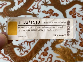 Tr&egrave;s grand plat imp&eacute;rial de forme ovale en porcelaine de Chine &agrave; d&eacute;cor de dragons en rouge de fer et dor&eacute;, marque Ji Xiang Ru Yi 吉祥如意, Guangxu