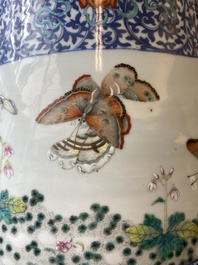 Grand vase de forme 'hu' en porcelaine de Chine doucai-rose &agrave; d&eacute;cor de papillons et d'oiseaux, marque et &eacute;poque de Qianlong