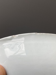 Assiette en porcelaine de Chine coquille d'oeuf &agrave; d&eacute;cor de 'Diane et Act&eacute;on' surd&eacute;cor&eacute;e aux Pays-Bas avec un texte au dos, Yongzheng