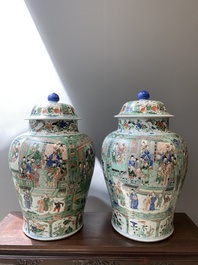 Paire de grands vases couverts en porcelaine de Chine famille verte, Kangxi