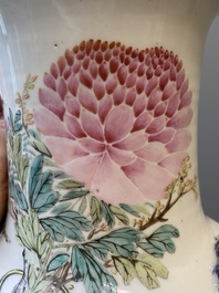 Vase de forme 'hu' en porcelaine de Chine qianjiang cai &agrave; d&eacute;cor d'antiquit&eacute;s, sign&eacute; Xu Pinheng 許品衡, marque de Tongzhi, 19/20&egrave;me