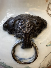 Vase de forme 'hu' en porcelaine de Chine qianjiang cai &agrave; d&eacute;cor d'antiquit&eacute;s, sign&eacute; Xu Pinheng 許品衡, marque de Tongzhi, 19/20&egrave;me