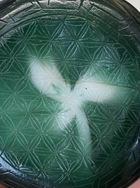 Een Chinese vierkleurige penselenbeker in Peking glas, Qianlong