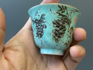 Twaalf Chinese Dayazhai wijnkoppen met grisaille decor op turquoise fondkleur, Yong Qing Chang Chun 永慶長春 merk, Guangxu