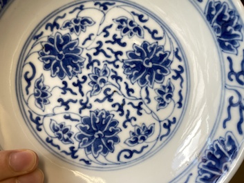 Drie Chinese blauw-witte borden met lotusslingers, Guangxu merk en periode