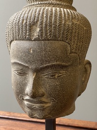 T&ecirc;te d'Uma en gr&egrave;s gris poli, art khmer, style Baphuon, &eacute;poque d'Angkor, le Cambodge, 11&egrave;me