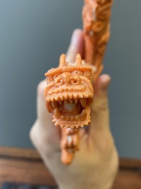 Groupe figurant une Bodhisattva debout et deux dragons en corail rouge, Chine, 19/20&egrave;me
