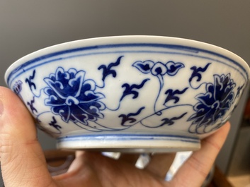 Drie Chinese blauw-witte borden met lotusslingers, Guangxu merk en periode