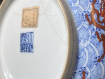 Een paar Chinese schotels met ijzerrood drakendecor op blauw-witte golven, Qianlong merk en periode