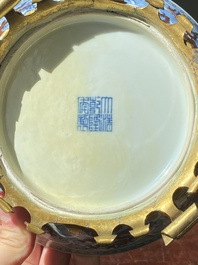 Een paar Chinese schotels met ijzerrood drakendecor op blauw-witte golven, Qianlong merk en periode