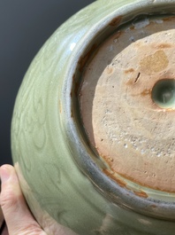 Grand bol en porcelaine de Chine c&eacute;ladon de Longquan &agrave; d&eacute;cor incis&eacute;, Ming