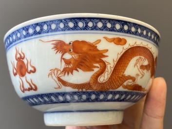 Een paar blauw-witte en ijzerrode 'draken' kommen, Xuantong merk en periode