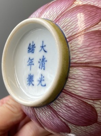 Paire de bols 'lotus' en porcelaine de Chine famille rose, marque et &eacute;poque de Guangxu