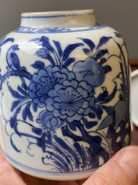 Paire de pots &agrave; eau en forme de cloche en porcelaine de Chine en bleu et blanc, Kangxi