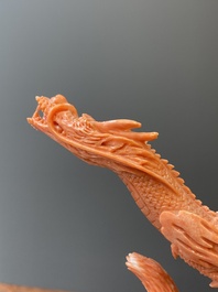 Groupe figurant une Bodhisattva debout et deux dragons en corail rouge, Chine, 19/20&egrave;me