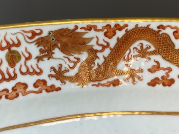 Tr&egrave;s grand plat imp&eacute;rial de forme ovale en porcelaine de Chine &agrave; d&eacute;cor de dragons en rouge de fer et dor&eacute;, marque Ji Xiang Ru Yi 吉祥如意, Guangxu