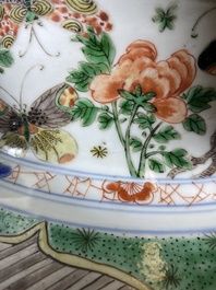 Paire de grands vases couverts en porcelaine de Chine famille verte, Kangxi