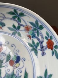 Een Chinees doucai 'sanduo' bord, Chenghua mark, Kangxi
