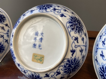 Drie Chinese blauw-witte borden met lotusslingers, Guangxu merk en periode