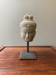 T&ecirc;te d'Uma en gr&egrave;s gris poli, art khmer, style Baphuon, &eacute;poque d'Angkor, le Cambodge, 11&egrave;me