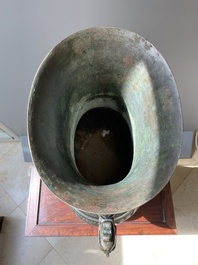 Imposant vase archa&iuml;que en bronze incrust&eacute; d'or et d'argent sur socle en bois inscrit Tao Xiang 陶湘 et Luo Zhenyu 羅振玉, Chine, Song/Ming