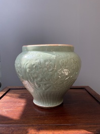 Vase en porcelaine de Chine c&eacute;ladon de Longquan &agrave; d&eacute;cor floral, Ming