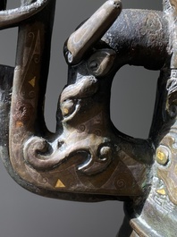 Imposant vase archa&iuml;que en bronze incrust&eacute; d'or et d'argent sur socle en bois inscrit Tao Xiang 陶湘 et Luo Zhenyu 羅振玉, Chine, Song/Ming