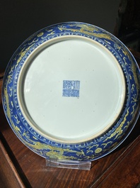 Plat en porcelaine de Chine en bleu et jaune &agrave; d&eacute;cor d'un dragon, marque et &eacute;poque de Qianlong