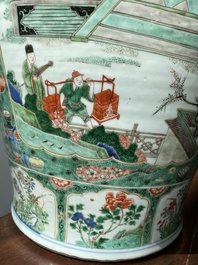 Paire de grands vases couverts en porcelaine de Chine famille verte, Kangxi