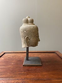 T&ecirc;te d'Uma en gr&egrave;s gris poli, art khmer, style Baphuon, &eacute;poque d'Angkor, le Cambodge, 11&egrave;me