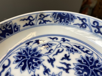 Drie Chinese blauw-witte borden met lotusslingers, Guangxu merk en periode