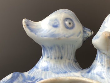 Compte-gouttes en forme de canards jumeaux en porcelaine de Chine en bleu et blanc, Ming