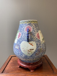 Grand vase de forme 'hu' en porcelaine de Chine doucai-rose &agrave; d&eacute;cor de papillons et d'oiseaux, marque et &eacute;poque de Qianlong