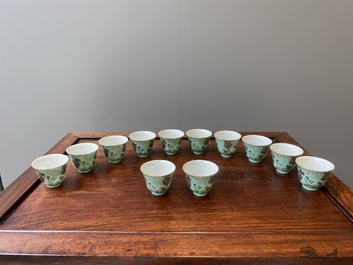 Twaalf Chinese Dayazhai wijnkoppen met grisaille decor op turquoise fondkleur, Yong Qing Chang Chun 永慶長春 merk, Guangxu